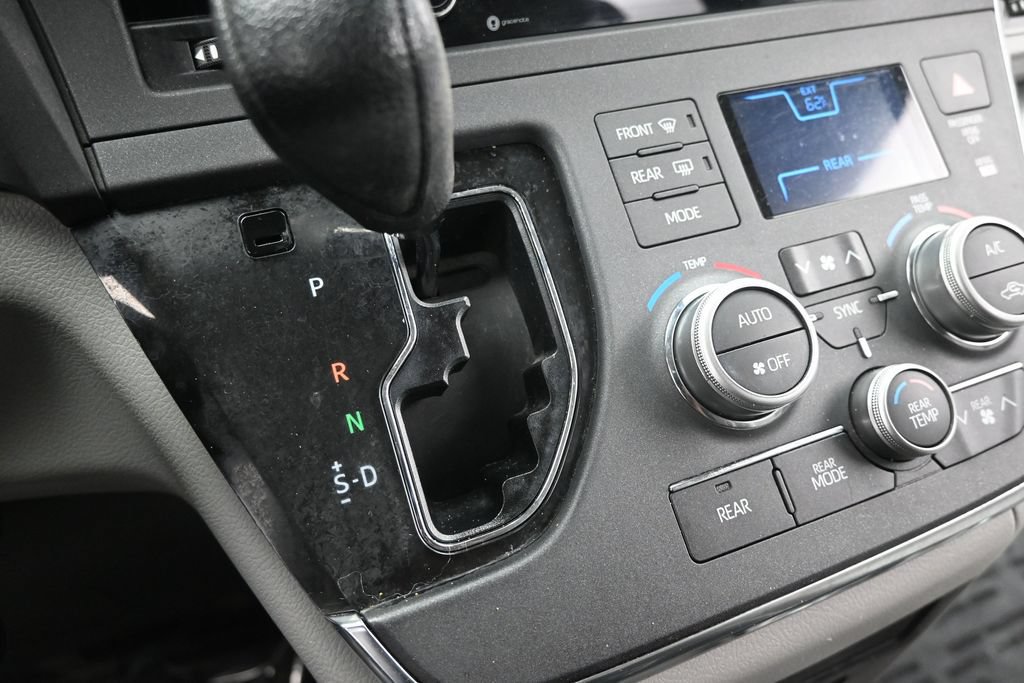 Used 2019 Toyota Sienna LE w/ Carpet Mat Package FWD image 24