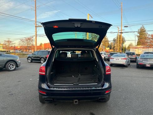 Used 2013 Volkswagen Touareg Sport image 21