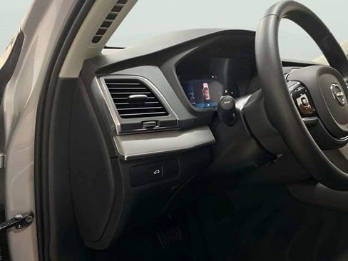 Used 2025 Volvo XC90 B5 Core AWD/4WD image 18