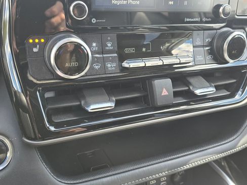 Used 2022 Toyota Highlander XLE AWD/4WD image 24