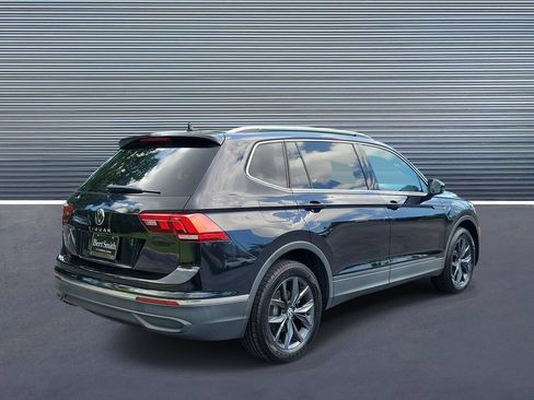 Used 2023 Volkswagen Tiguan SE w/ Panoramic Sunroof Package FWD image 3