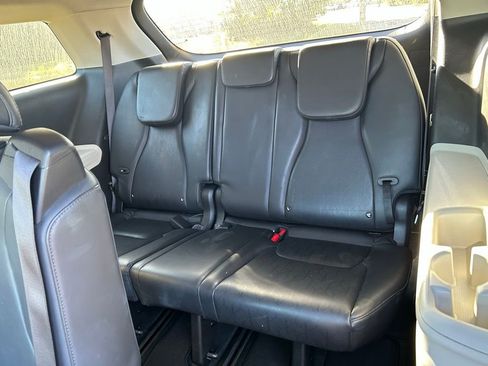 Used 2024 Kia Carnival LX image 13