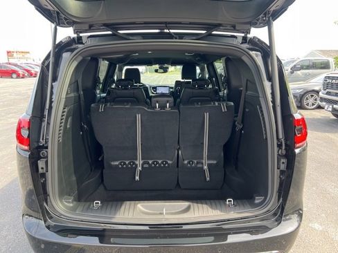 New 2026 Chrysler Pacifica Select image 5