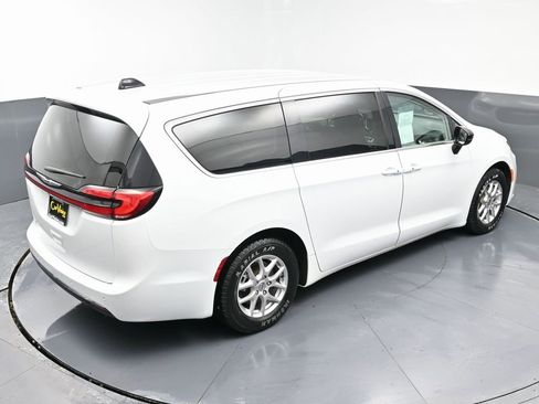 Used 2024 Chrysler Pacifica Touring-L image 43