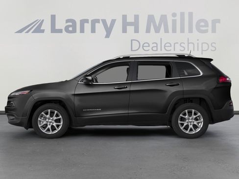 Used 2017 Jeep Cherokee Latitude w/ Cold Weather Group image 3