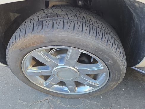 Used 2010 Cadillac Escalade Luxury image 9