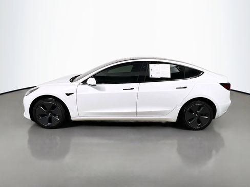 Used 2023 Tesla Model 3 Standard Range image 9