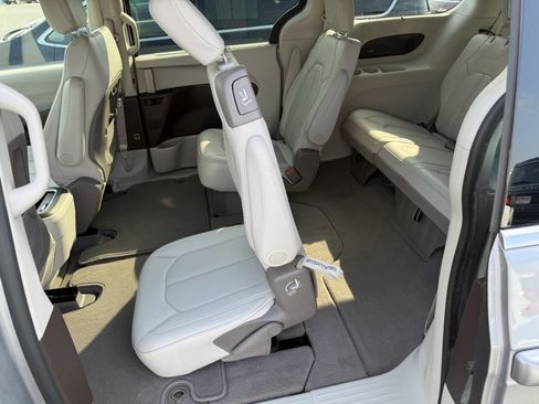 Used 2021 Chrysler Pacifica Touring-L w/ Premium & Safety Sphere Group AWD/4WD image 15