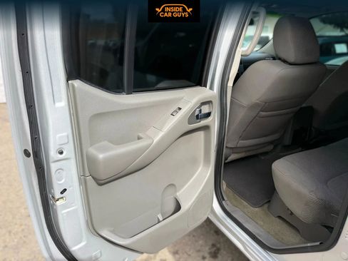 Used 2015 Nissan Frontier SV image 13