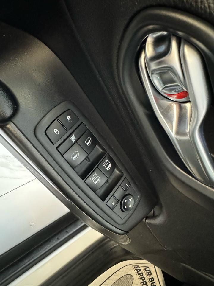 Used 2020 Jeep Cherokee Trailhawk w/ Comfort/Convenience Group AWD/4WD image 11