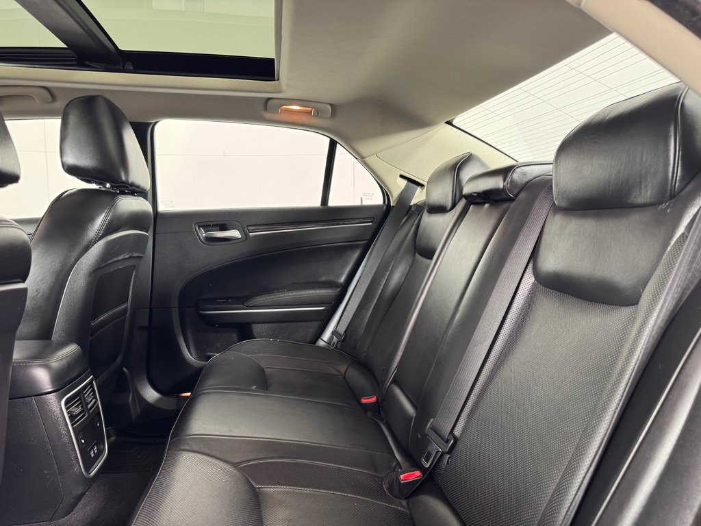 Used 2019 Chrysler 300 Limited AWD/4WD image 39
