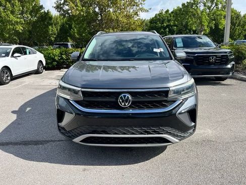 Used 2022 Volkswagen Taos SE FWD image 2