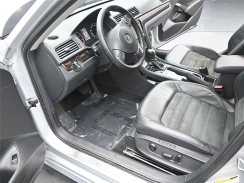 Used 2015 Volkswagen Passat 1.8T SEL Premium image 5