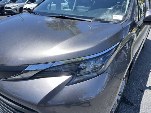 Used 2024 Toyota Sienna XLE FWD image 6