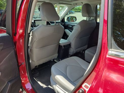 Used 2023 Toyota Highlander Limited FWD image 9