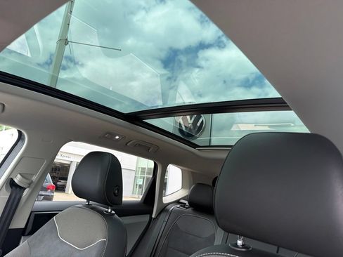 Used 2023 Volkswagen Taos SE w/ Panoramic Sunroof Package AWD/4WD image 19