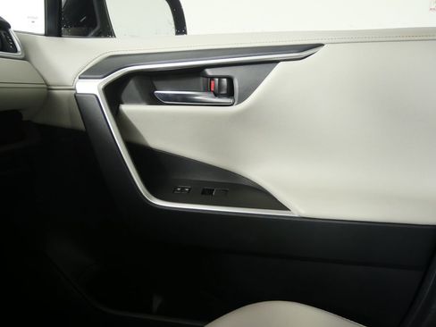 Used 2019 Toyota RAV4 Limited image 27