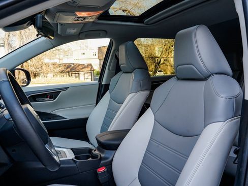 Used 2021 Toyota RAV4 XLE Premium image 15