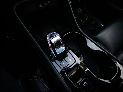 Used 2025 Volvo XC40 B5 Plus image 23