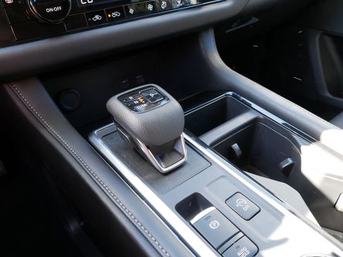 Used 2025 Nissan Pathfinder SV image 24