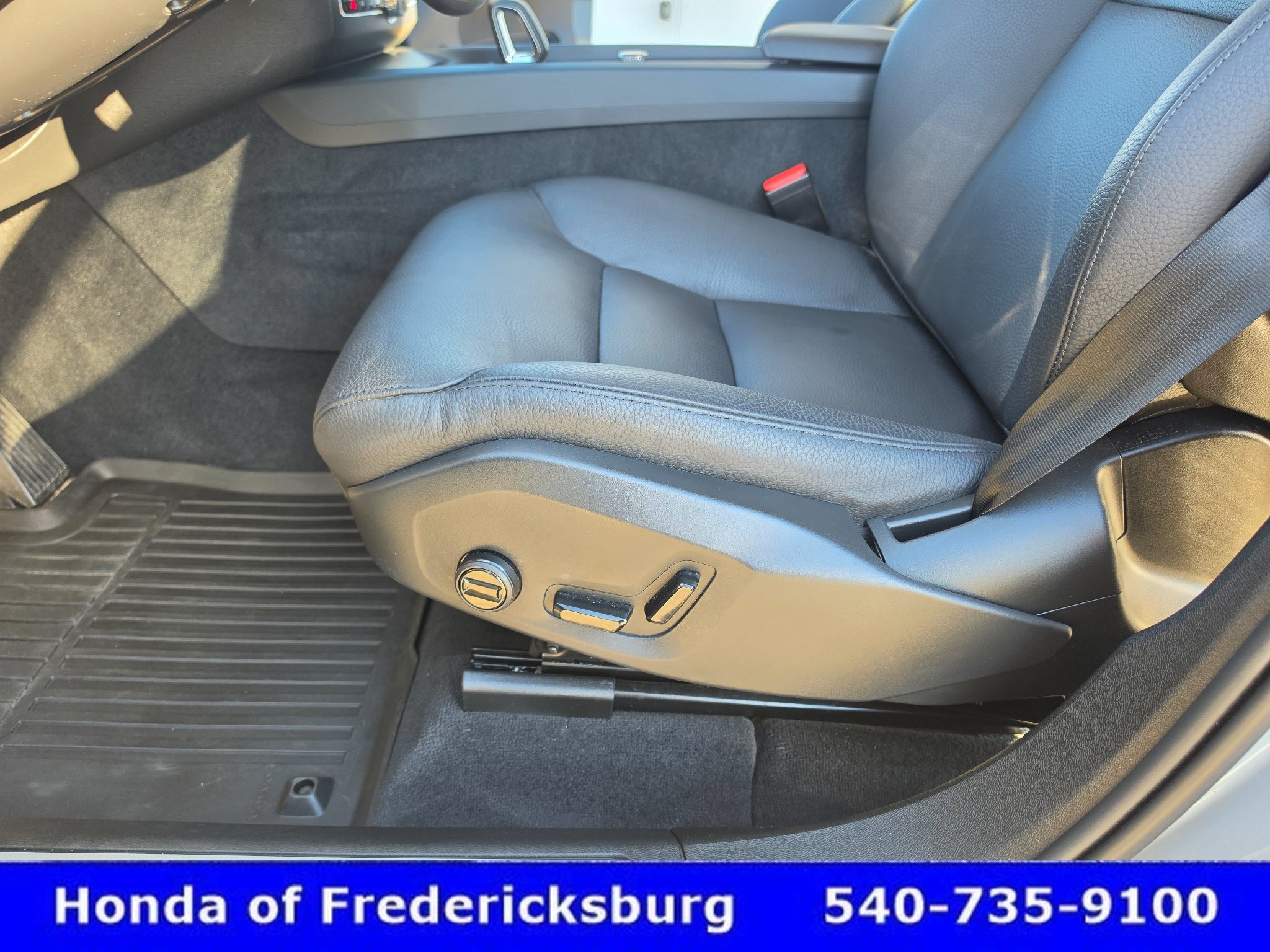 Used 2025 Volvo XC60 T8 Plus w/ Protection Package Premier AWD/4WD image 32