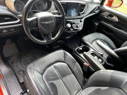 Used 2018 Chrysler Pacifica Touring-L w/ Premium Audio Group FWD image 14