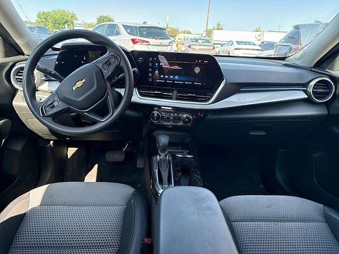 Used 2024 Chevrolet Trax LT FWD image 11
