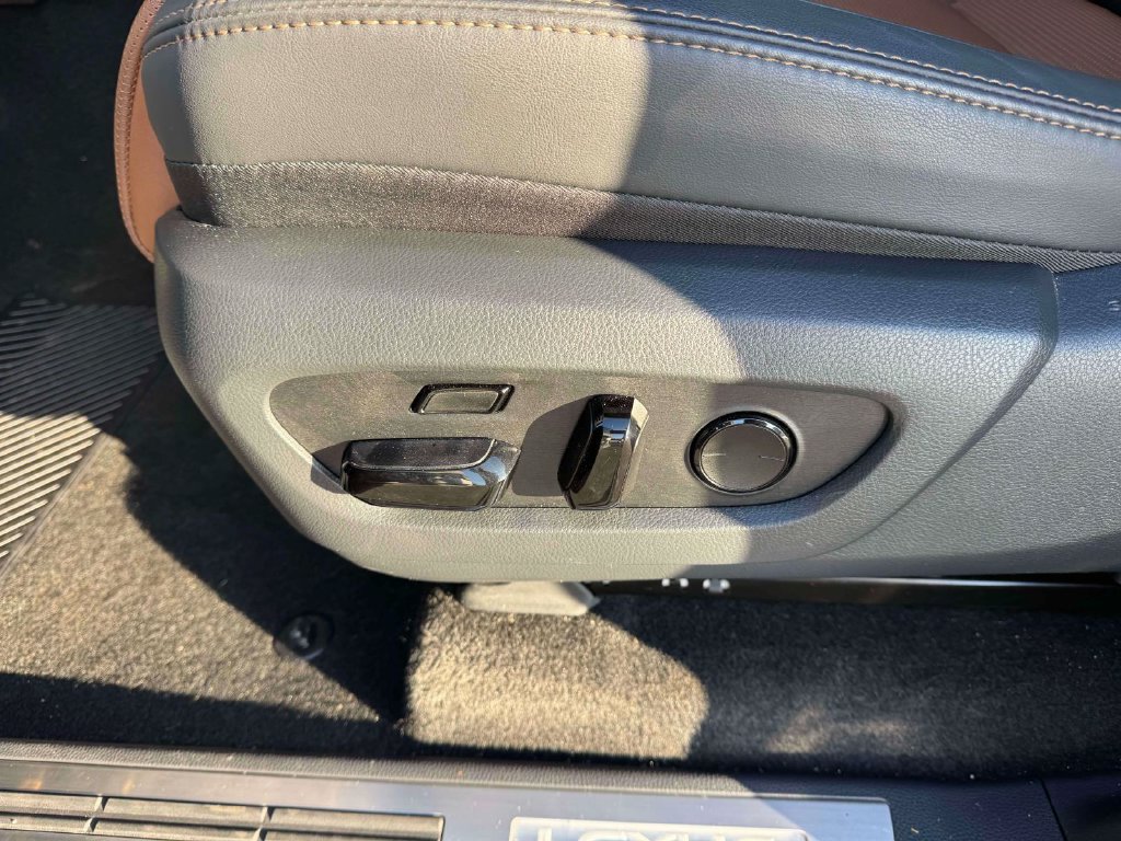 Used 2024 Lexus GX 550 AWD/4WD image 16