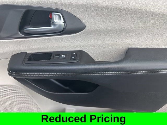 Used 2024 Chrysler Pacifica Touring-L FWD image 39