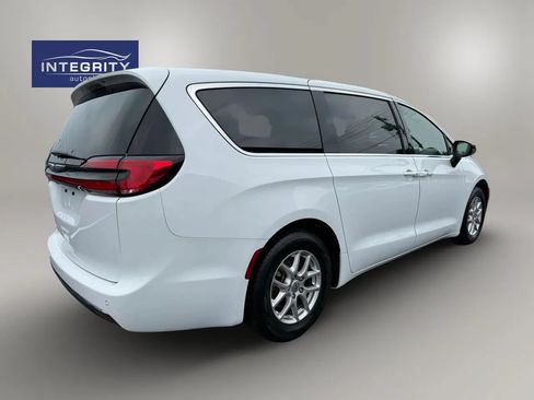 Used 2025 Chrysler Pacifica Select FWD image 5
