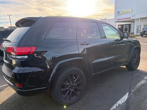 Used 2019 Jeep Grand Cherokee Altitude image 2