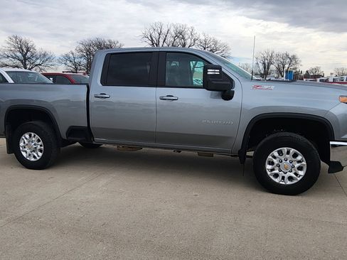 Used 2025 Chevrolet Silverado 2500 LT AWD/4WD image 4