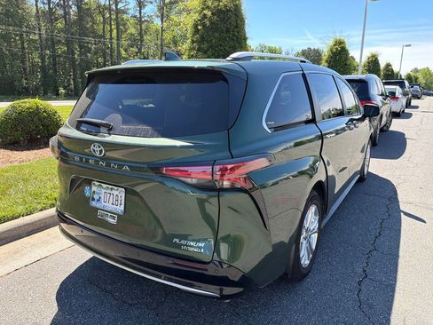 Used 2024 Toyota Sienna Platinum AWD/4WD image 4