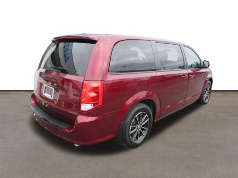 Used 2018 Dodge Grand Caravan SE image 3