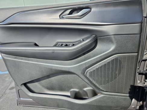 Used 2025 Jeep Grand Cherokee Laredo X RWD image 6