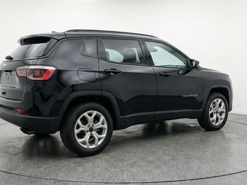 Used 2025 Jeep Compass Latitude image 9