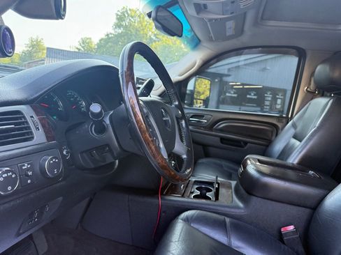 Used 2011 GMC Sierra 2500 Denali w/ Suspension Package, Off-Road AWD/4WD image 27