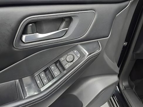 Used 2025 Nissan Rogue SV FWD image 10