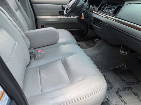 Used 2003 Ford Crown Victoria LX RWD image 21