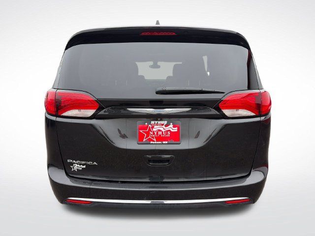 Used 2017 Chrysler Pacifica Touring Plus w/ Tire & Wheel Group FWD image 5