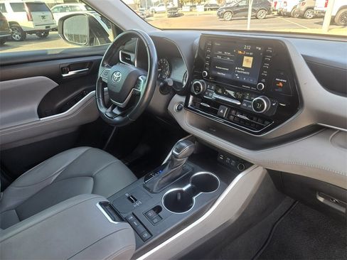 Used 2022 Toyota Highlander XLE image 22