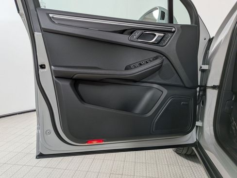 Certified 2025 Porsche Macan AWD/4WD image 14