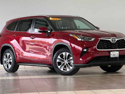 Used 2023 Toyota Highlander XLE AWD/4WD image 2