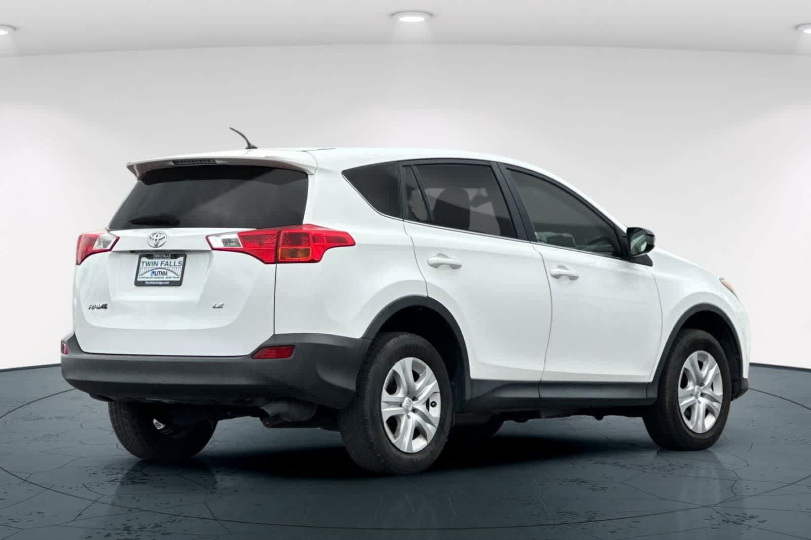 Used 2015 Toyota RAV4 LE FWD image 2
