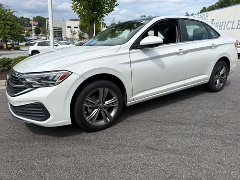 Used 2023 Volkswagen Jetta SE w/ Panoramic Sunroof Package FWD image 5