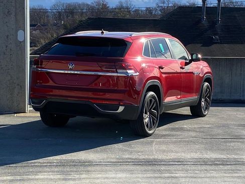 Used 2021 Volkswagen Atlas Cross Sport SE w/ Panoramic Sunroof Package image 2