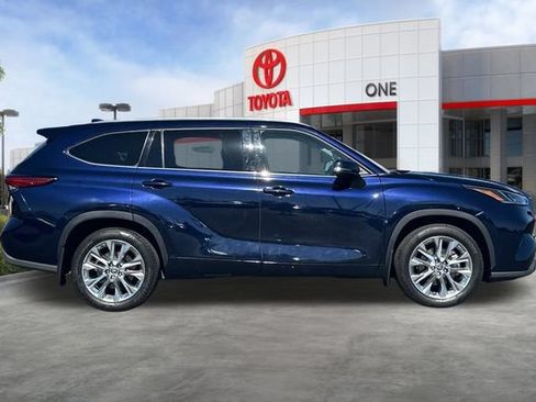 Used 2022 Toyota Highlander Limited AWD/4WD image 3