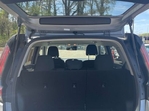 Used 2025 Kia Soul LX w/ LX Technology Package FWD image 25