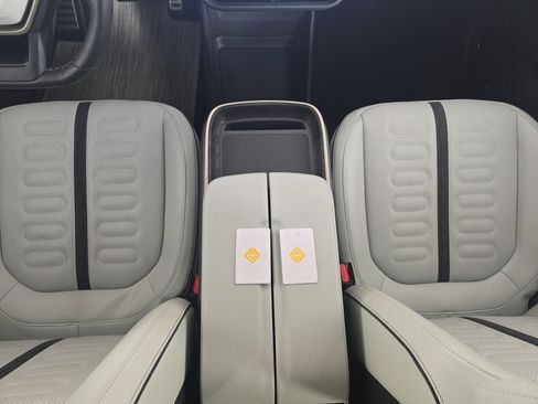 Used 2024 Rivian R1S Adventure AWD/4WD image 32