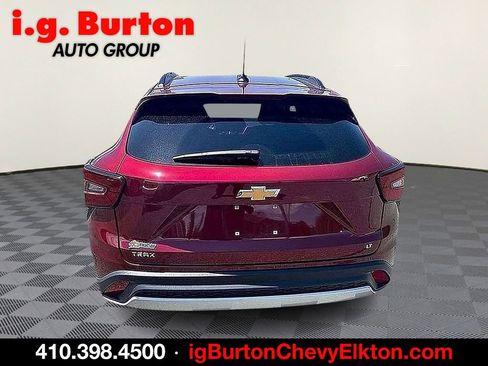 Used 2024 Chevrolet Trax LT w/ Sunroof Package FWD image 6